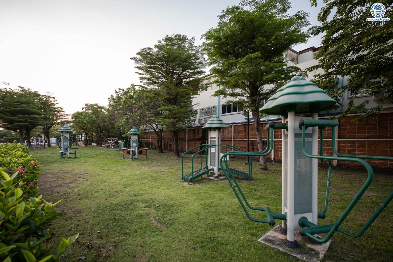 บ้านมือสองตกแต่งใหม่ โครงการ ศุภาลัยการ์เด้นวิลล์ แจ้งวัฒนะ-หลักสี่ เนื้อที่กว่า 63.7 ตร.ว. ฟังก์ชันครบ 3 ห้องนอน 3 ห้องน้ำ 2 ที่จอดรถ บ้านสวย พร้อมเข้าอยู่ ตอบโจทย์ทุกครอบครัว บนทำเลเดินทางสะดวก เข้าสู่ใจกลางเมืองได้อย่างสะดวกสบาย ใกล้ทางด่วนศรีสมานและรถไฟฟ้าสายสีแดง "สถานีดอนเมือง"